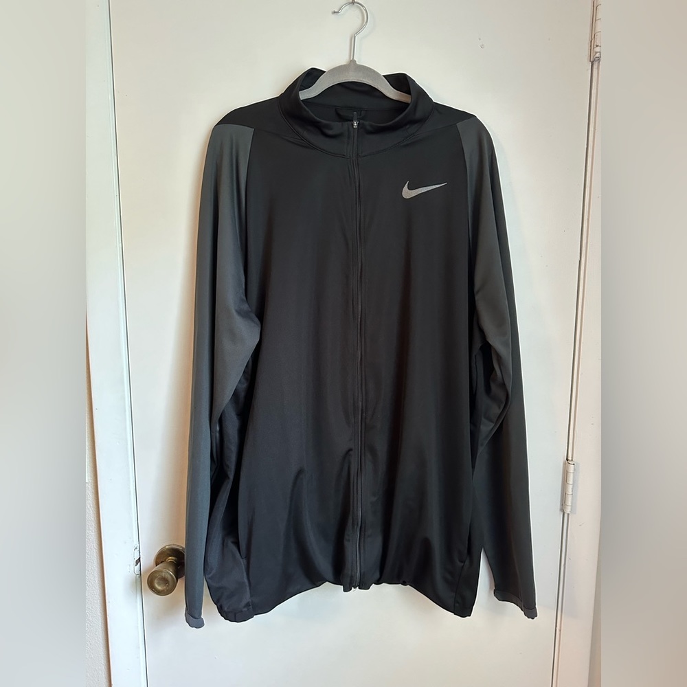 Nike Men's Training Jacket Dri Fit - 2XL
Style: 928026-010 Black w. gray sleeves